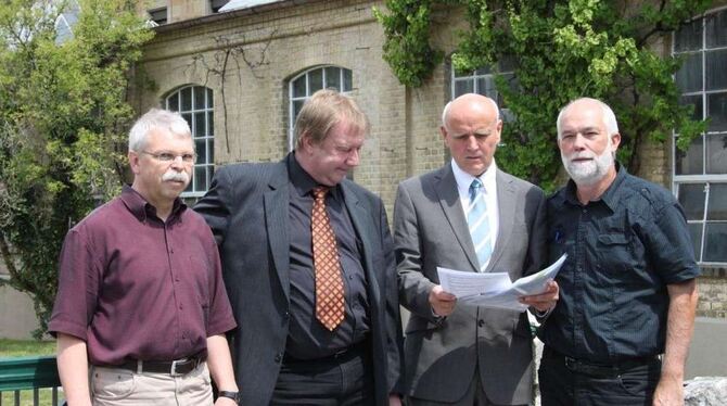 150 Jahre Papierfabrik und Bruderhaus-Diakonie (von links): Der Leiter der Bruderhaus-Werkstätten, Gerhard Droste, der Geschäfts 150 Jahre Papierfabrik und Bruderhaus-Diakonie (von links): Der Leiter der Bruderhaus-Werkstätten, Gerhard Droste, der Geschäfts