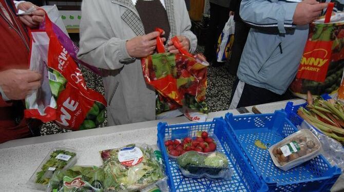 Bei der Stralsunder Tafel warten Bedürftige auf die Ausgabe von Lebensmitteln (Archiv).