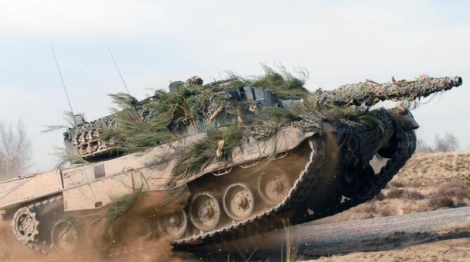 Kampfpanzer vom Typ Leopard 2 in voller Fahrt auf einem Testgelände (Foto: Krauss-Maffei Wegmann) 