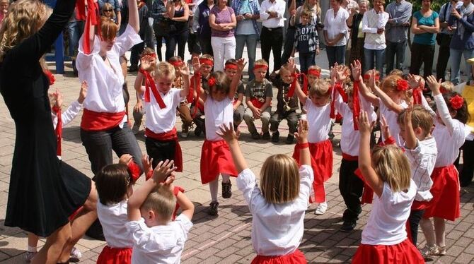 Alle Hände zum Himmel: Im Kindergarten Kühnenbach wurde aktiv gefeiert. FOTO: SRE