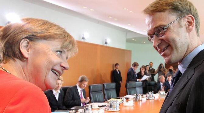 Bundeskanzlerin Angela Merkel unterhält zu Beginn der Kabinettssitzung mit Bundesbank-Chef Jens Weidmann.