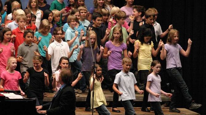 Zum Udo-Jürgens-Hit »Griechischer Wein« legen die Sänger des Fünferchors gleich auch noch einen Sirtaki aufs Parkett, am Flügel Zum Udo-Jürgens-Hit »Griechischer Wein« legen die Sänger des Fünferchors gleich auch noch einen Sirtaki aufs Parkett, am Flügel