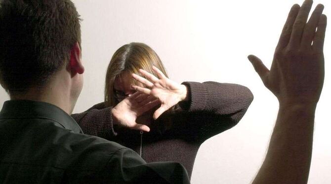 Bei häuslicher Gewalt ist oft Alkohol der Auslöser. Nicht weniger brutal ist psychische Gewalt, unter der Frauen oder Kinder zu