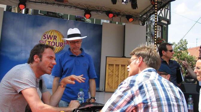 Gestern bei der Probe für die Musikshow »SWR auf Tour«: Moderator Thomas Ohrner im Gespräch mit Feuerwehrkommandant Wolfram Auch Gestern bei der Probe für die Musikshow »SWR auf Tour«: Moderator Thomas Ohrner im Gespräch mit Feuerwehrkommandant Wolfram Auch