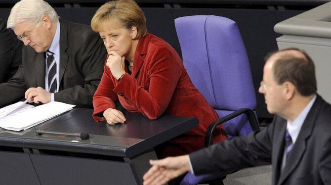 Frank-Walter Steinmeier, Angela Merkel und Peer Steinbrück. (Archivbild vom 30.01.2009)