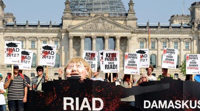 Demonstranten protestieren am Mittwoch (06.07.2011) vor dem Reichstag in Berlin gegen geplante Panzerlieferungen an Saudi-Ara