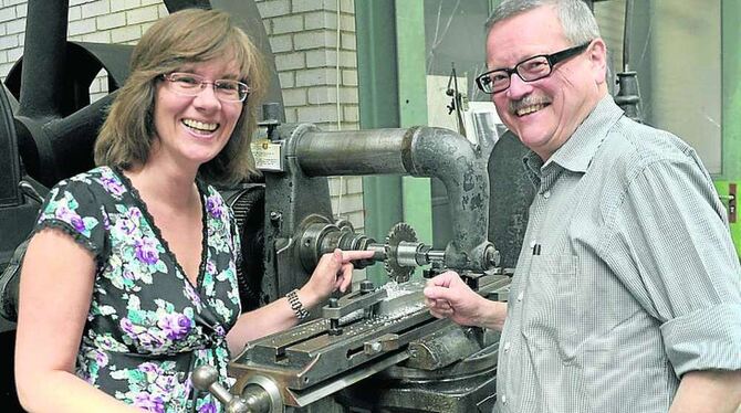 Anke Bächtiger Hans Hubert Krämer vor der Horizontalfräsmaschine der Cincinnati Milling Co. aus dem Jahr 1895.