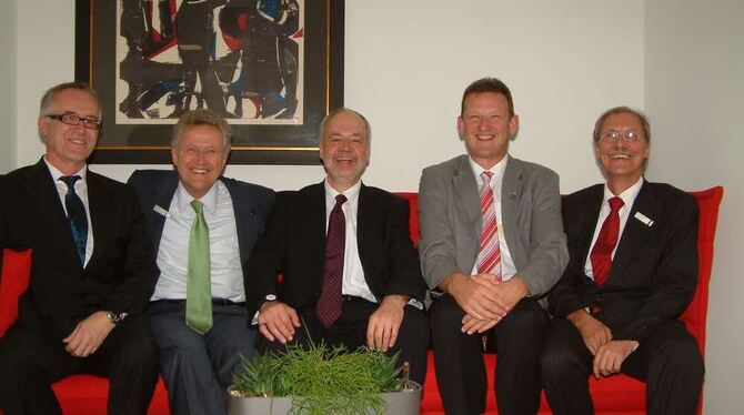 Machten es sich auf dem roten Sofa in der Ruhe-/Sitzzone des Foyers gemütlich (von links): Architekt Helmut Hirth (Büro Hank + H Machten es sich auf dem roten Sofa in der Ruhe-/Sitzzone des Foyers gemütlich (von links): Architekt Helmut Hirth (Büro Hank + H