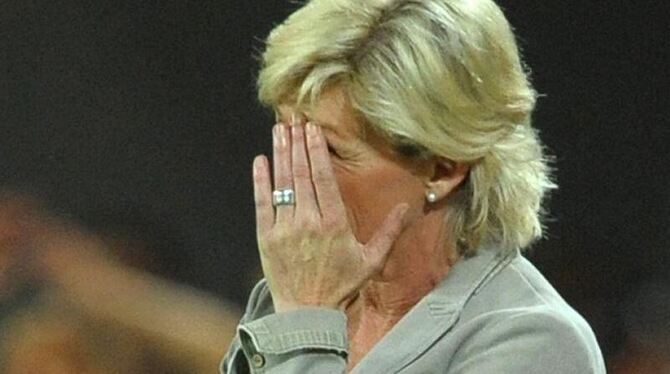 Bundestrainerin Silvia Neid verbirgt ihr Gesicht in ihren Händen.