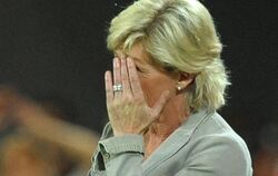 Bundestrainerin Silvia Neid verbirgt ihr Gesicht in ihren Händen.