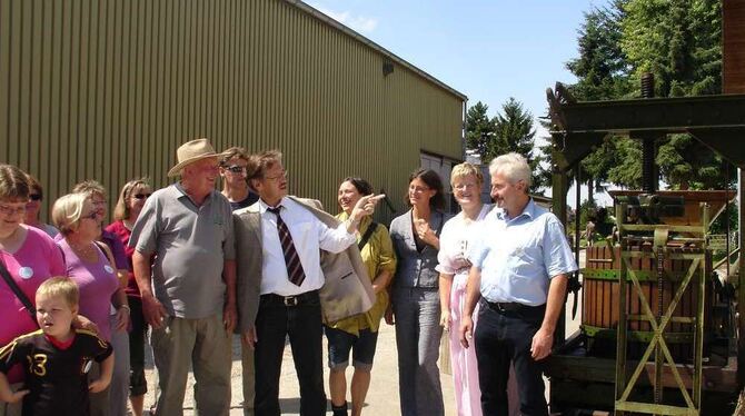 Auftaktveranstaltung auf dem Drei Birkenhof (von rechts): Kreisbauernverbands-Vorsitzender Gebhard Aierstock , Elsbeth Laux, E Auftaktveranstaltung auf dem Drei Birkenhof (von rechts): Kreisbauernverbands-Vorsitzender Gebhard Aierstock , Elsbeth Laux, E