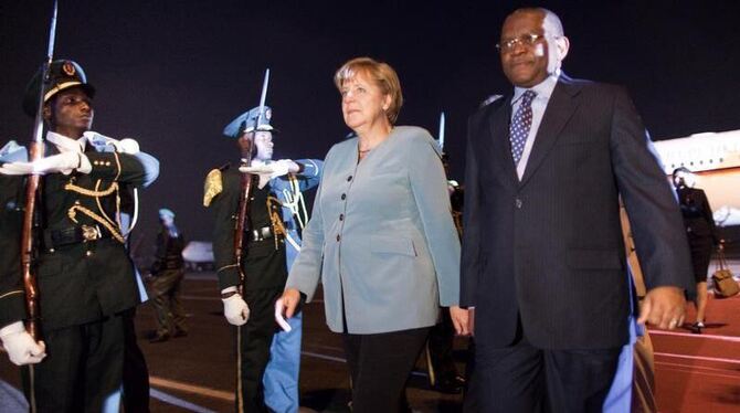 Bundeskanzlerin Angela Merkel wird in Luanda in Angola von Außenminister George Chikoty begrüßt.