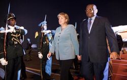 Bundeskanzlerin Angela Merkel wird in Luanda in Angola von Außenminister George Chikoty begrüßt.
