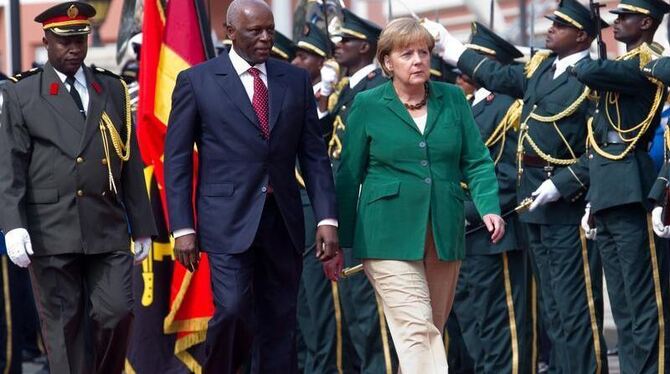 Bundeskanzlerin Angela Merkel beim Empfang in Luanda/Angola neben Staatspräsident Jose Eduardo dos Santos.