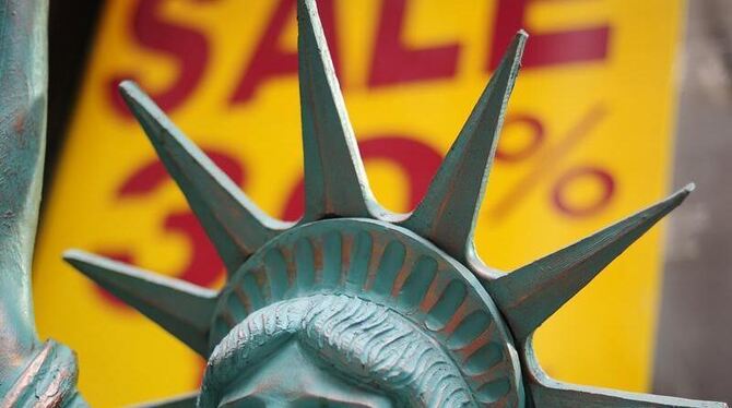 Ein Modell der Freiheitsstatue vor einem Geschäft mit einem Plakat »Sale« in Manhattan. (Symbolbild)