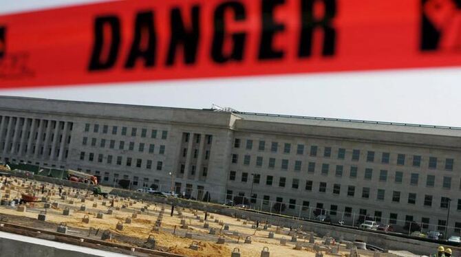 Ein Transparent mit der Aufschrift »Danger« (Gefahr) ist vor dem Pentagon in Washington zu sehen.