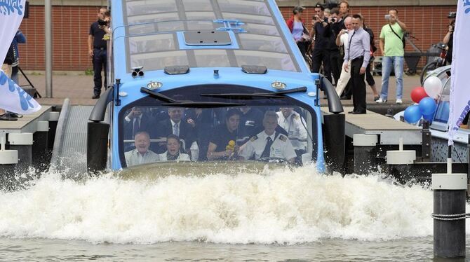 Mit einem gewaltigen Platschen beim Eintauchen in die Amstel wird der Bus zum Boot. FOTO: DPA