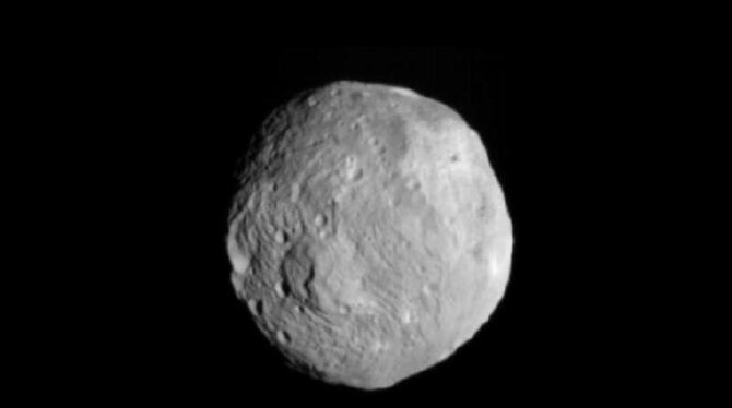 Kartoffelförmig, aber sehr alt: Vesta, von »Dawn« aus einer Entfernung von 41 000 Kilometern fotografiert.