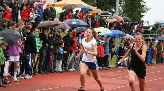 Rund fünfhundert Sportler rannten am Sonntag in Engstingen mit voller Kraft gegen den Regen an. FOTO: LEIPPERT