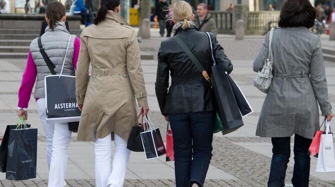 Frauen beim Einkaufsbummel (Symbolbild): Heute gibt das ifo Institut in München den Geschäftsklimaindex für den Monat Juli 20