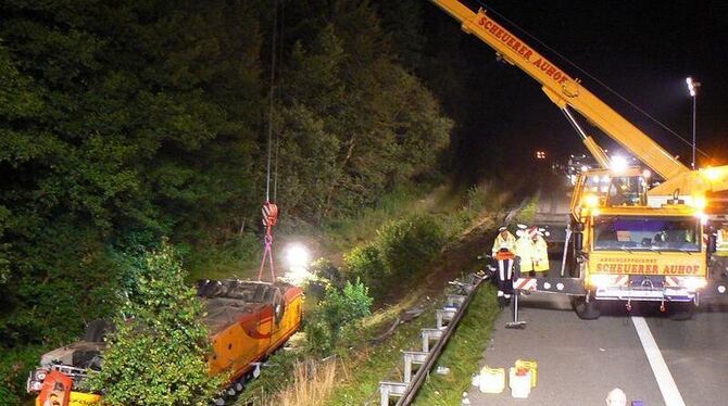 Die meisten Passagiere konnten sich selbst retten, zwei Menschen wurden eingeklemmt. Um sie zu befreien, wurde der Bus mit ei