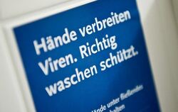 Ein Hinweisaufkleber zum richtigen Händewaschen im Robert-Koch-Institut (RKI) in Berlin.