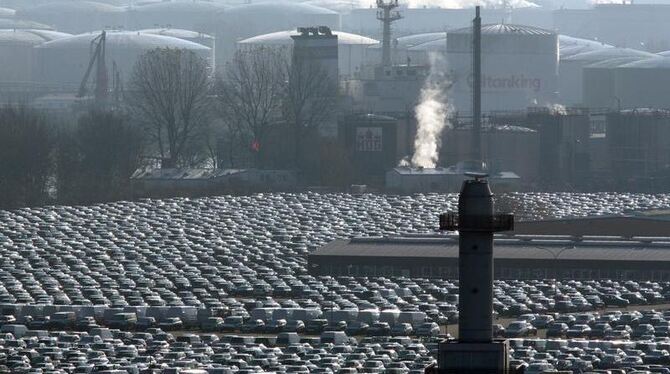 Autos, die auf Abfertigung warten, glitzern im Hamburger Hafen in der Sonne: Aktuell beträgt die durchschnittliche PS-Leistun