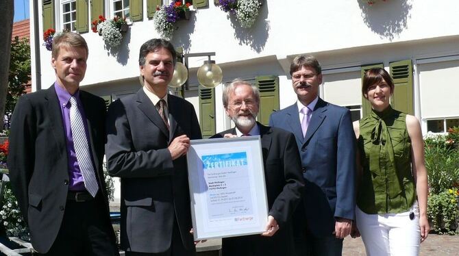 Künftig Strom aus Wasserkraft: Über das Zertifikat freuen sich (von links) Günter Stumpfernagel, Leiter Handel bei Fair-Energie,