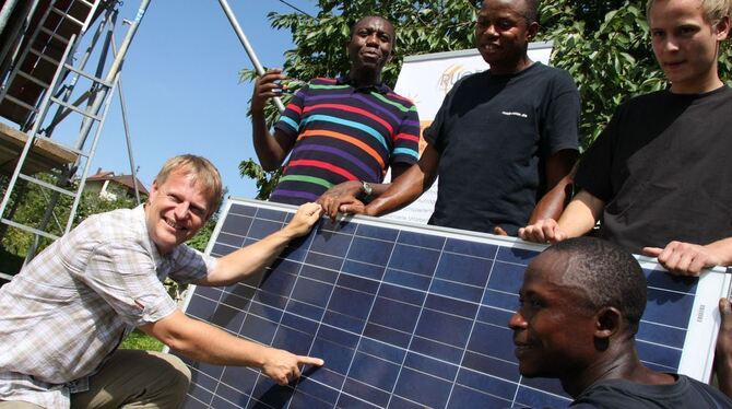 Hilfe zur Selbsthilfe: Uli Ruoff (links) erklärt den Kongolesen André Mulumba Muyaya, Augustin Mbuyi Tshionyi und Dr. Achille Mu