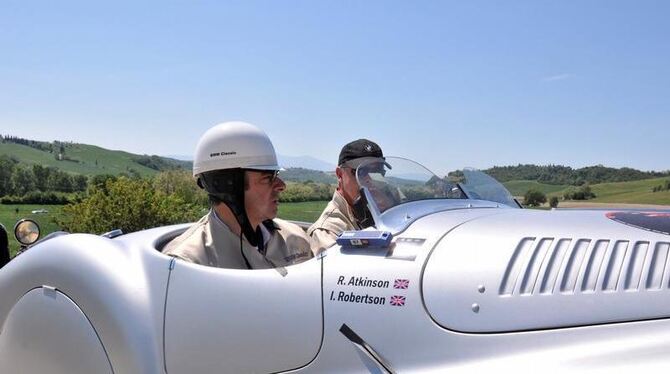 Rowan Atkinson (l) am Steuer eines Autos bei der Mille Miglia 2011 in Siena, Italien am 14. Mai 2011. 