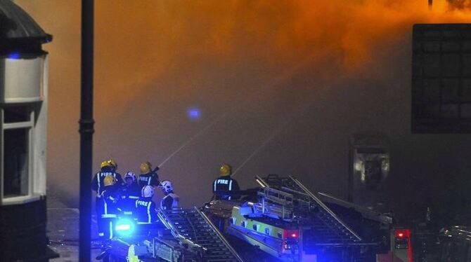 Feuerwehreinsatz während der Unruhen in London.