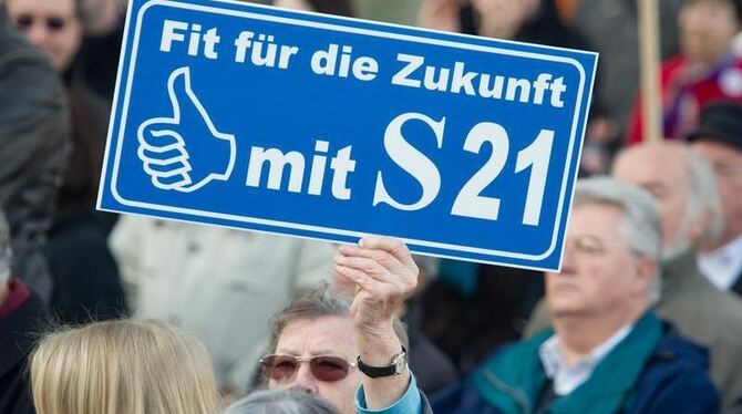Befürworter des umstrittenen Bahnprojekts Stuttgart 21 auf dem Stuttgarter Schlossplatz. (Archivbild)