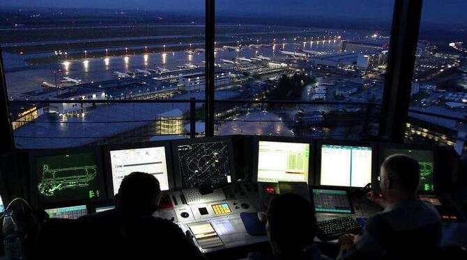 Fluglotsen der Deutschen Flugsicherung (DFS) regeln im Tower des Flughafens Düsseldorf den Luftverkehr. (Archivbild) Fluglotsen der Deutschen Flugsicherung (DFS) regeln im Tower des Flughafens Düsseldorf den Luftverkehr. (Archivbild)