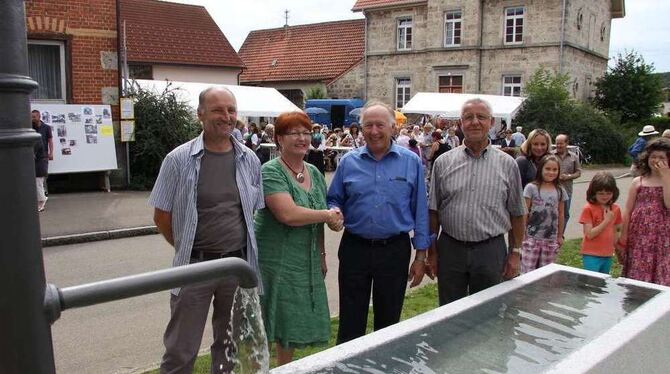 Freuen sich über den Brunnen (v. l.): Erhard Holzschuh, Ortsvorsteherin Margit Simmendinger, Reinhold Reiber, Ernst Bösch.  FOTO