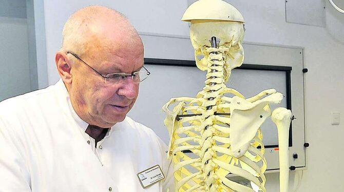 Besuch beim Schmerz-Experten: Der »Knochen-Karle« dient Dr. Lutz Binder als Demonstrationsfigur.