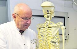 Besuch beim Schmerz-Experten: Der »Knochen-Karle« dient Dr. Lutz Binder als Demonstrationsfigur.