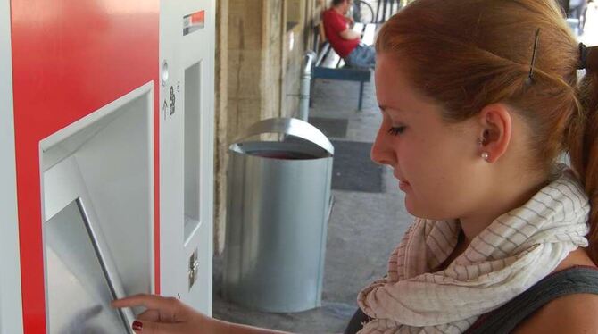 Bus- und Bahnfahrer müssen ab Januar tiefer in die Tasche greifen. ARCHIV-FOTO: PFISTER Bus- und Bahnfahrer müssen ab Januar tiefer in die Tasche greifen. ARCHIV-FOTO: PFISTER