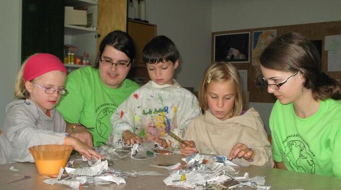Die Betreuerinnen Miriam Ghreieb (Zweite von links) und Jana Heißwolf (rechts) beim Basteln mit den Ferienkids.  FOTO: PR