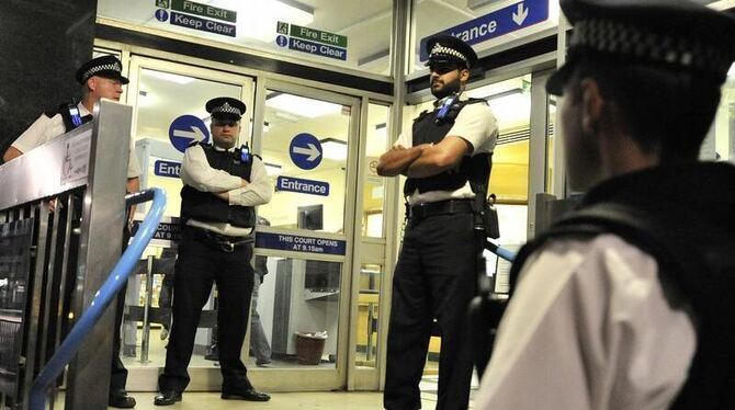 Massive Polizeipräsenz prägte in der Nacht das Bild der Londoner Straßen. Massive Polizeipräsenz prägte in der Nacht das Bild der Londoner Straßen.