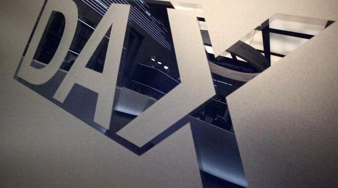 Durch ein Logo des Deutschen Aktienindex (DAX) spiegelt sich die Börse in Frankfurt am Main.