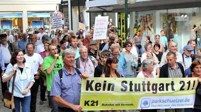 Auf dem Weg zum Wahlkreisbüro: Gut hundert S-21-Gegner wollten den SPD-Abgeordneten Nils Schmid umstimmen. GEA-FOTO: PACHER