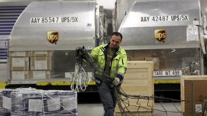 Ein Luftfracht-Mitarbeiter auf dem Flughafen Köln-Bonn: Was wertvoll ist und über weite Strecken schnell transportiert werden