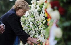 Bundeskanzlerin Angela Merkel legt während der Gedenkveranstaltung auf dem Gelände der Mauergedenkstätte an der Bernauer Stra