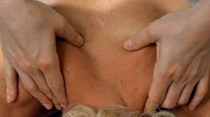 Eine von vielen möglichen Formen der Massage. Eine von vielen möglichen Formen der Massage.