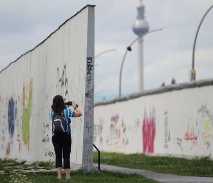 Heute sind die Reste der Mauer wie hier die East Side Gallery in Berlin eine Touristenattraktion.
