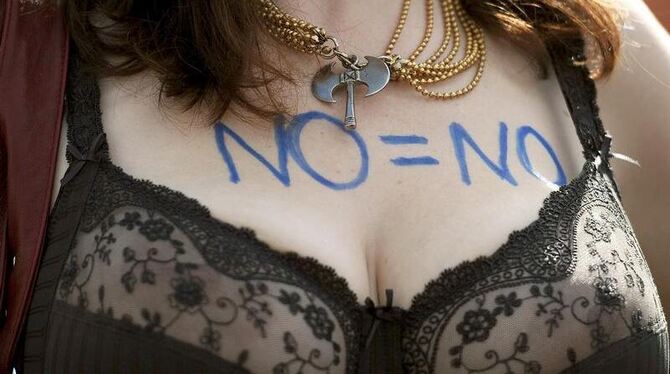 Eine Demonstrantin macht klar, dass ein »Nein« auch nein bedeuten soll.