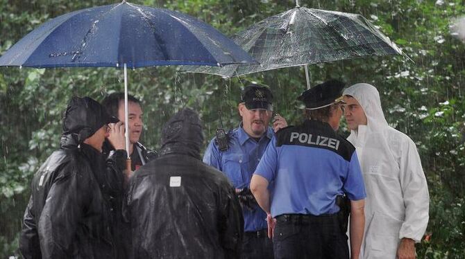 Einsatzkräfte der Polizei nach einer Explosion im Schillerpark in Berlin.