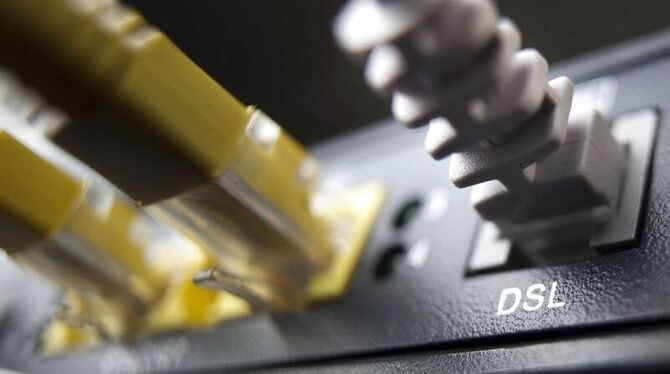 Die Flatrate-Angebote werben mit »unbegrenztem« mobilen Surfen im Internet. Tatsächlich werde aber nach einem Datenvolumen zw