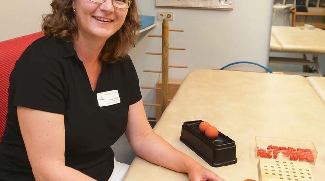 Birgit Schütz hilft Schlaganfall-Patienten dabei, ihren Alltag wieder richtig in den Griff zu bekommen. FOTO: TRINKHAUS Birgit Schütz hilft Schlaganfall-Patienten dabei, ihren Alltag wieder richtig in den Griff zu bekommen. FOTO: TRINKHAUS