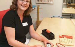 Birgit Schütz hilft Schlaganfall-Patienten dabei, ihren Alltag wieder richtig in den Griff zu bekommen. FOTO: TRINKHAUS